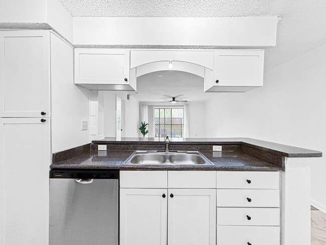 Building Photo - Resort-Style Living in a Gated Community – 2 Bed / 2 Bath Condo in Clearwater!