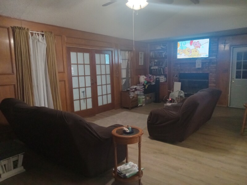 Building Photo - 703 E 10th St