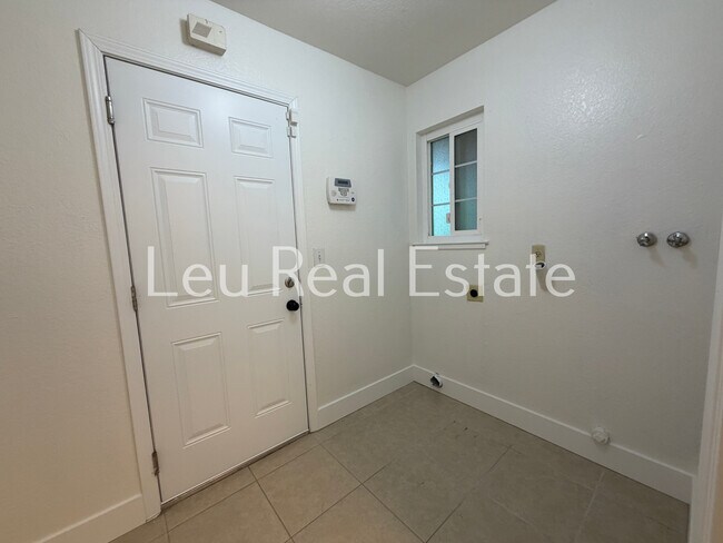 Building Photo - 5020 Village Wood Dr