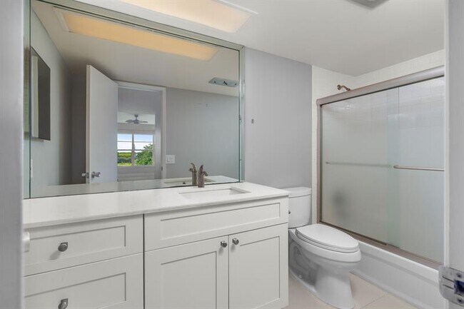 Building Photo - 3050 N Palm Aire Dr