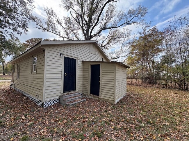 Building Photo - Nice house on large lot with low traffic