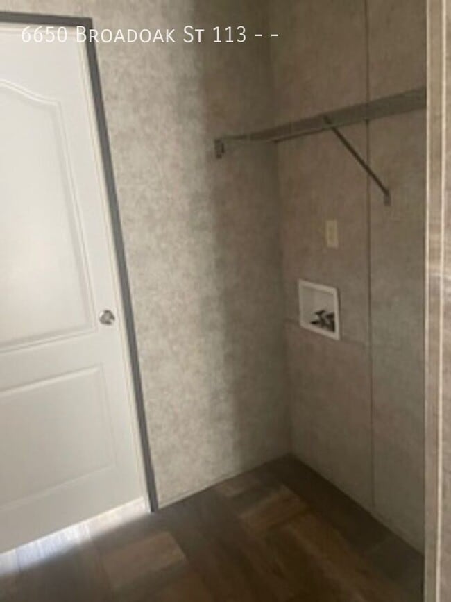 Building Photo - 6650 Broadoak St