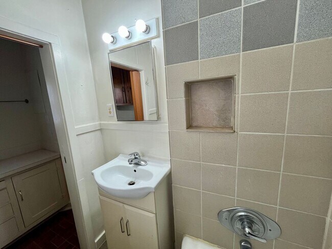 Building Photo - 701 Scott St