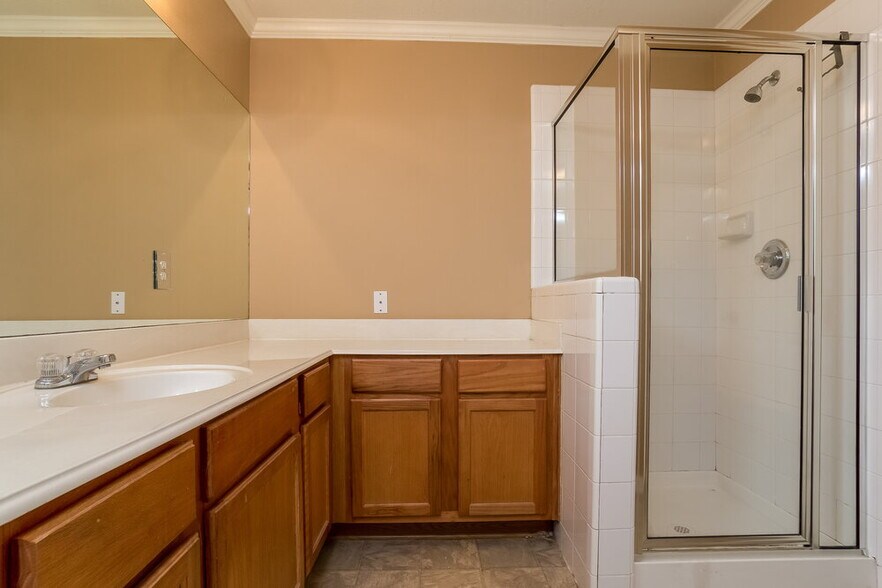 Building Photo - 10743 Jordan Heights Dr