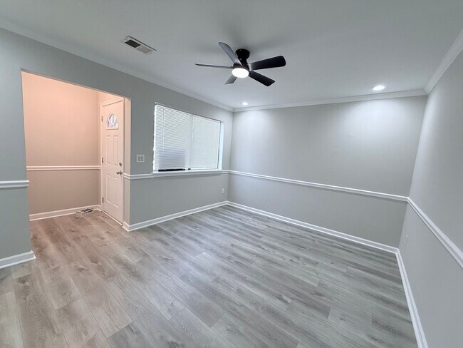 Building Photo - Renovated townhome in Great Alpharetta location