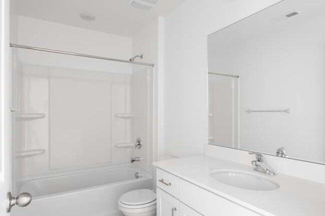 Building Photo - Like New 3 Bd 2.5 Bath Townhome