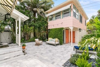 Building Photo - 1716 Oak St NE