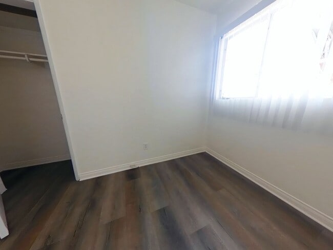 Building Photo - 7 Bedroom 4 Bath Home a hop and a skip to campus- SUPER CLOSE TO CAMPUS!