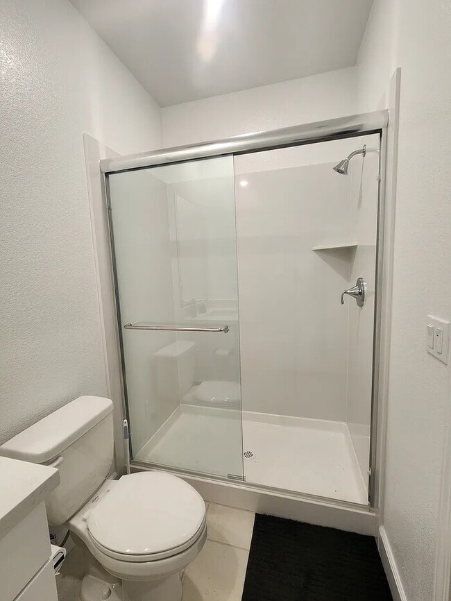 Building Photo - Bright & Cozy 1 Bed / 1 Bath Living Space ...