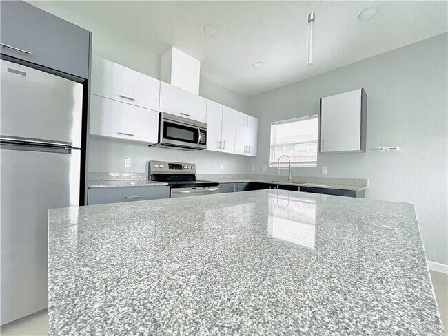 Building Photo - 23 Summerland Ln