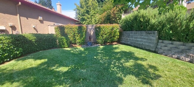 Building Photo - Gated: Single Story Heritage Oaks 3 Bedroom Plus Office/Den 3 Car Garage with lots of built in fo...