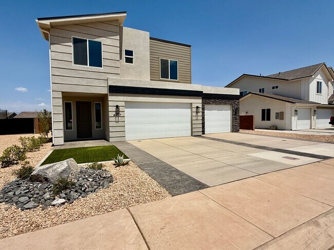 Building Photo - BRAND NEW Three Bedroom Home in Desert Can...