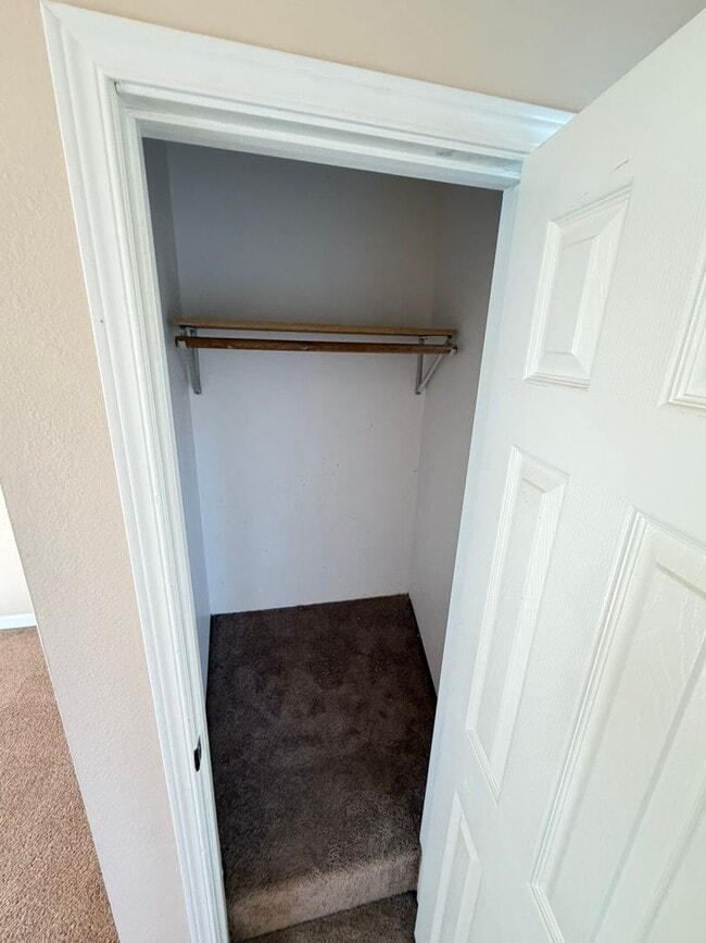 Building Photo - Newly Updated 2 Bedroom!