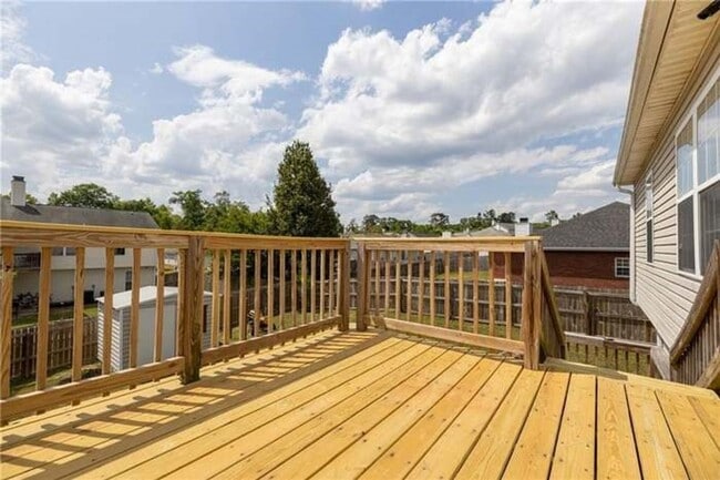 Building Photo - 5 Bedroom home available to rent!