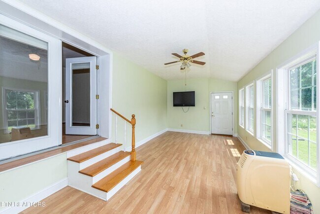 Building Photo - Maryville 37804 - 2 bedroom, 1 bath home w...