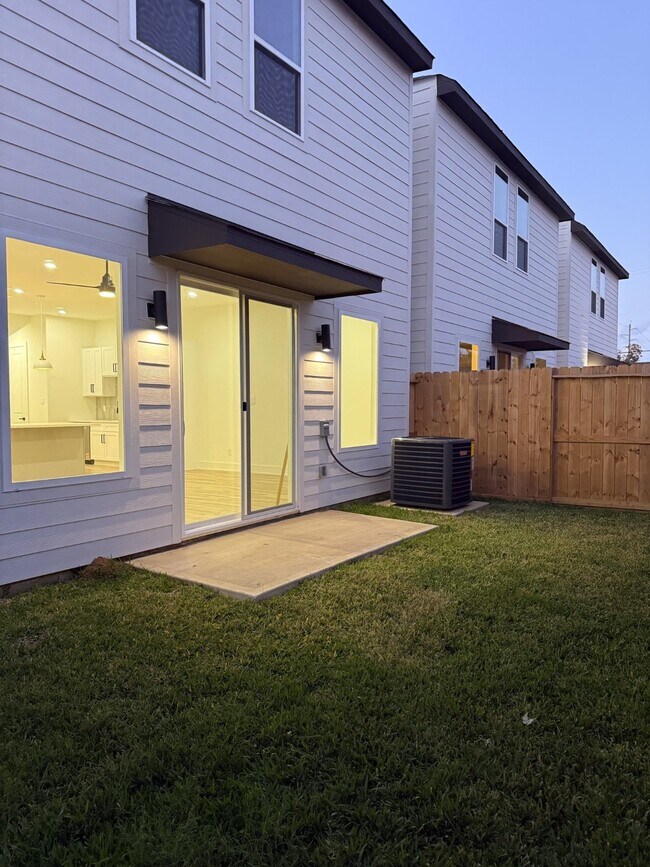 Building Photo - 9005 Comal St