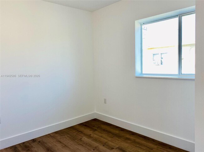 Building Photo - 1560 NW 1st Ct