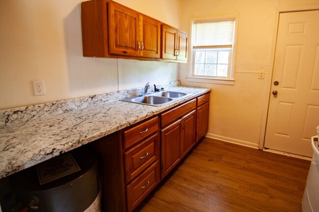 Building Photo - 1606 S Martinson St