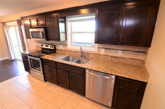 Building Photo - 4 bed 3 ba home...country view backyard