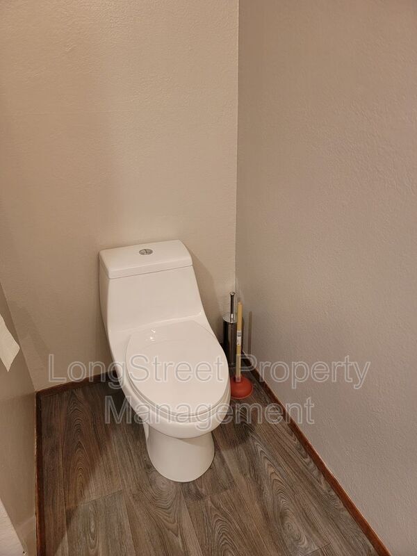 Building Photo - 2720 NW Glenwood Dr