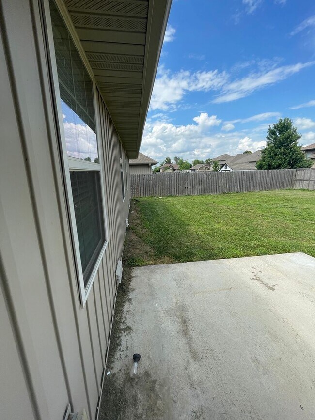 Building Photo - Executive Rental - Old Castle Estate Subdivision - Nixa