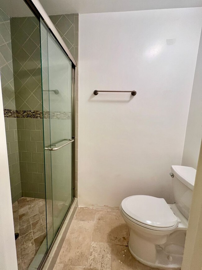 Building Photo - GREAT location, downstairs 2+2 condo