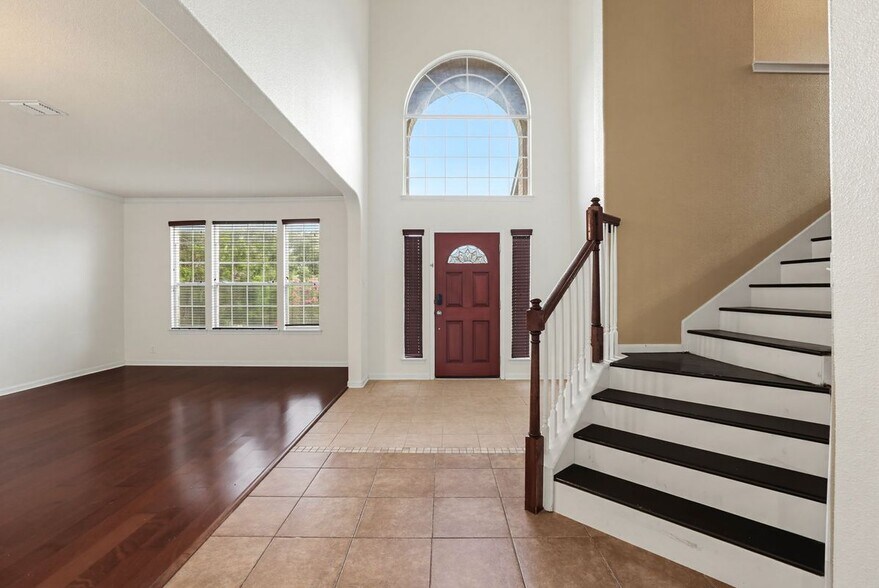 Building Photo - 3415 Highline Tr