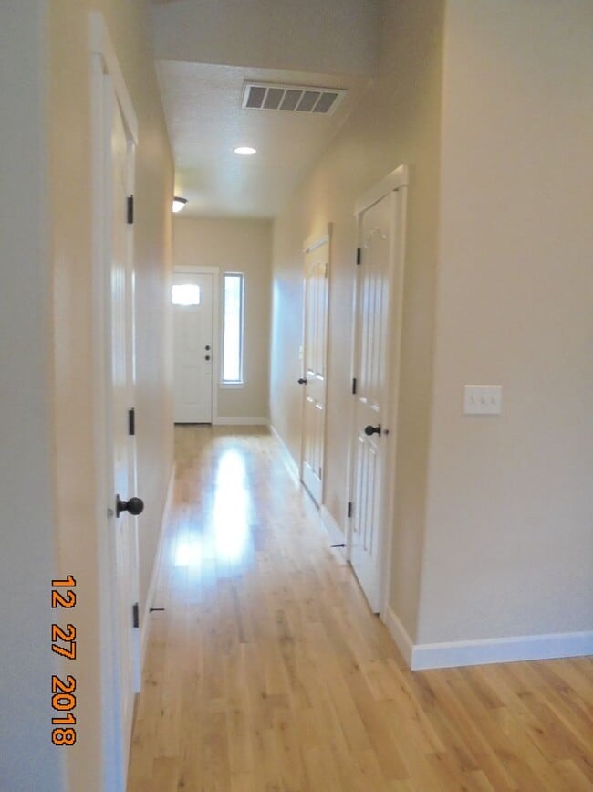 Building Photo - 2981 SW Redmond Hill Rd