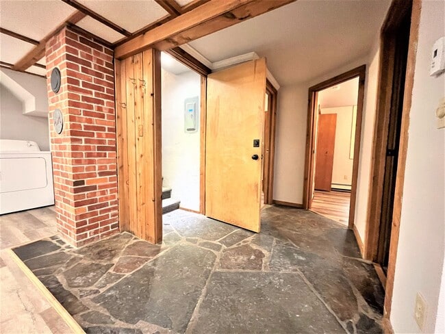 Building Photo - Newly Renovated Daylight Basement Duplex Apartment in Amazing Location!