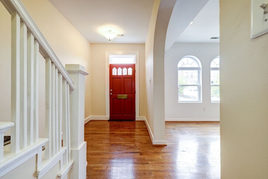 ENTRY - 450 Randolph St NW