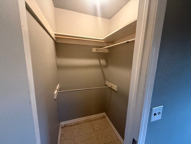 Building Photo - 2 bed , 1 and a 1/2 bath, garage conversion with two living rooms and a storage space! Moore scho...