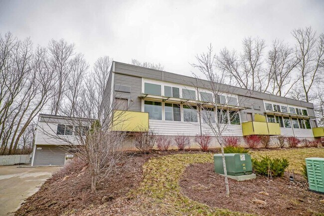Building Photo - 3048 Anderberg Dr