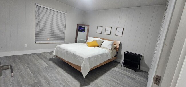 Building Photo - 3 Bedroom/2 Bath Fully Furnished Pool Home for Rent