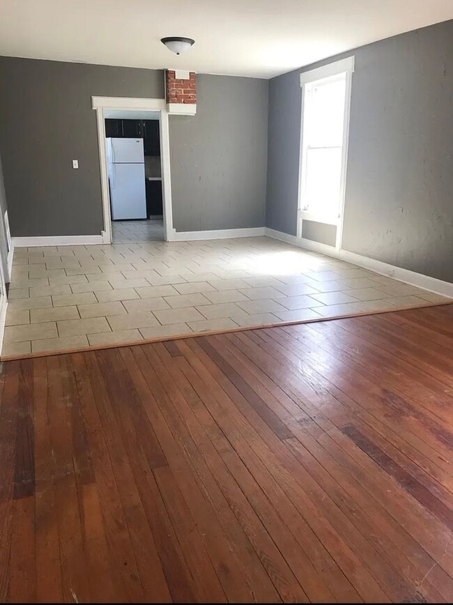 Building Photo - 2 bedroom/1 bathroom