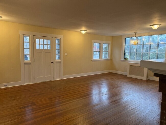 Building Photo - 37 Maple Ave