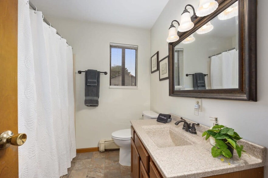 Building Photo - 6542 Bella Vista Dr NE