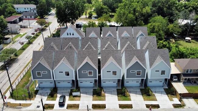 Building Photo - 6143 W Montgomery Rd