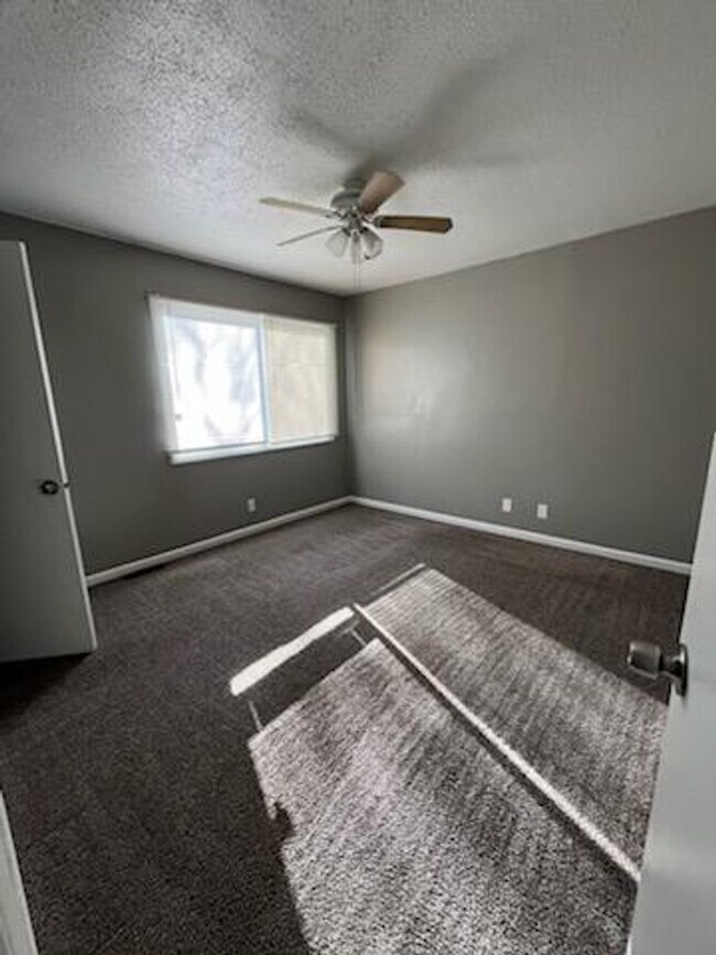 Building Photo - 2 bedroom 1.5 bath triplex