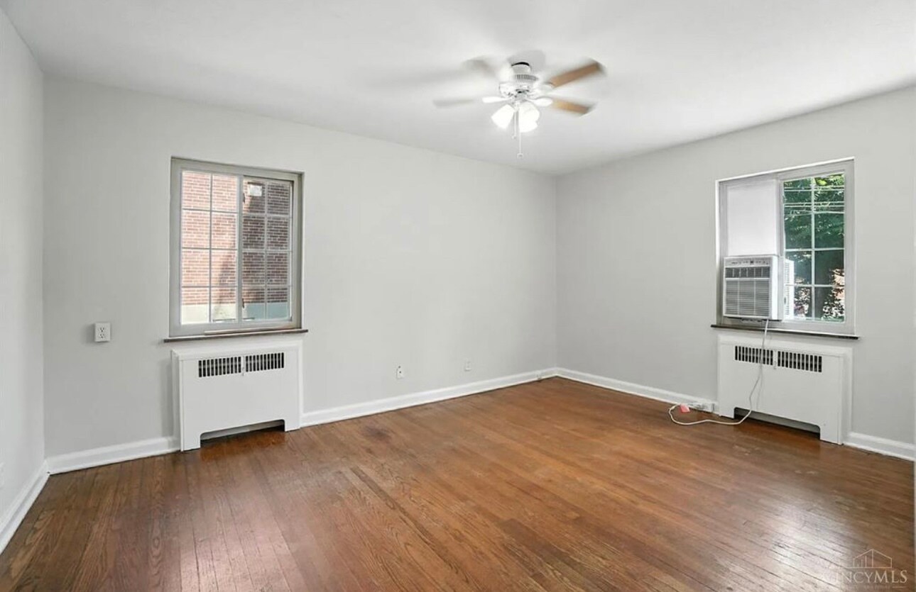 Room 2 - 6256 Rogers Park Pl