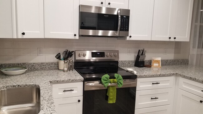 Building Photo - 13 Bigby St