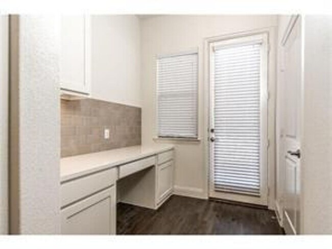 Building Photo - 7108 Mitchell Dr