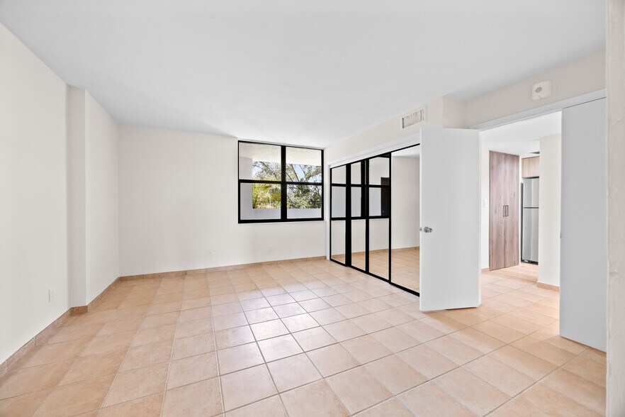 Building Photo - 1632 S Bayshore Ct