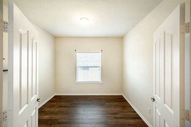 Building Photo - 24415 Hikers Bend Dr