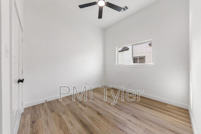 Building Photo - 1247 Bonham St