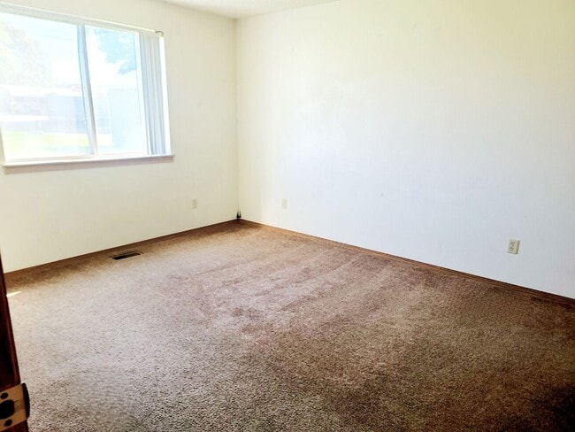 Building Photo - *Two Weeks Of Free Rent!! 3 bed 2 bath Single-Level townhome *Affordable Housing Property*