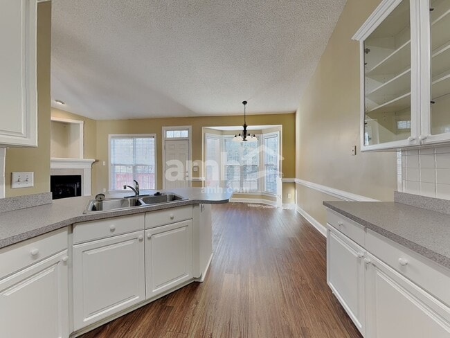 Building Photo - 702 Landing View Dr