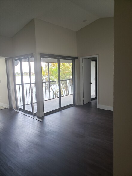Building Photo - 1014 S Independence Dr