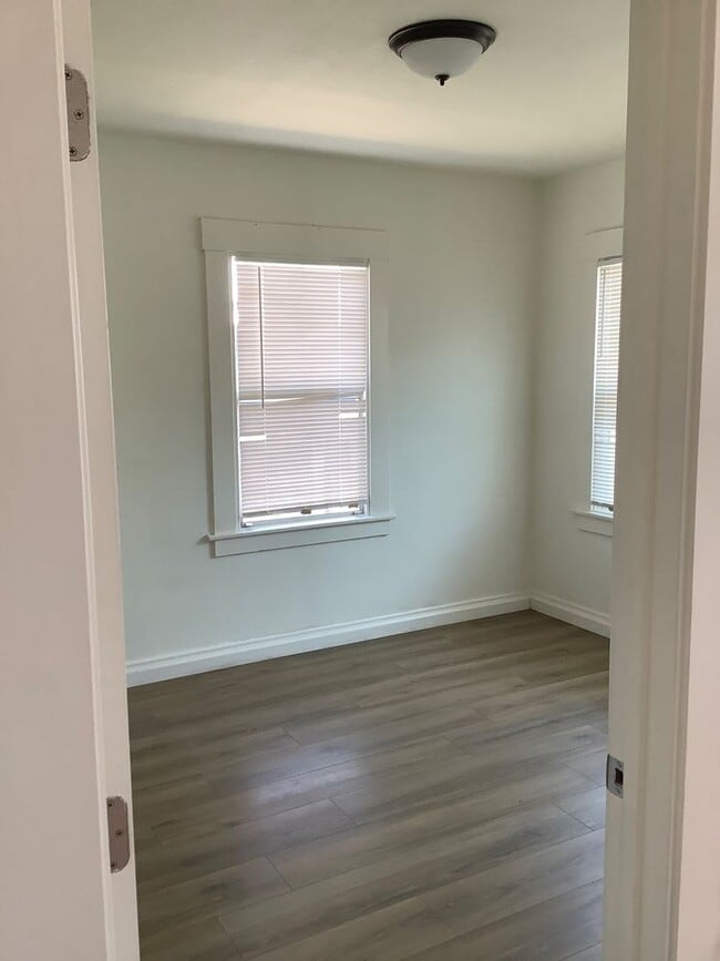 Building Photo - 2 Bed / 1 Bath House Available in Richmond...