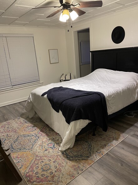 Building Photo - 208 W Elm Ave