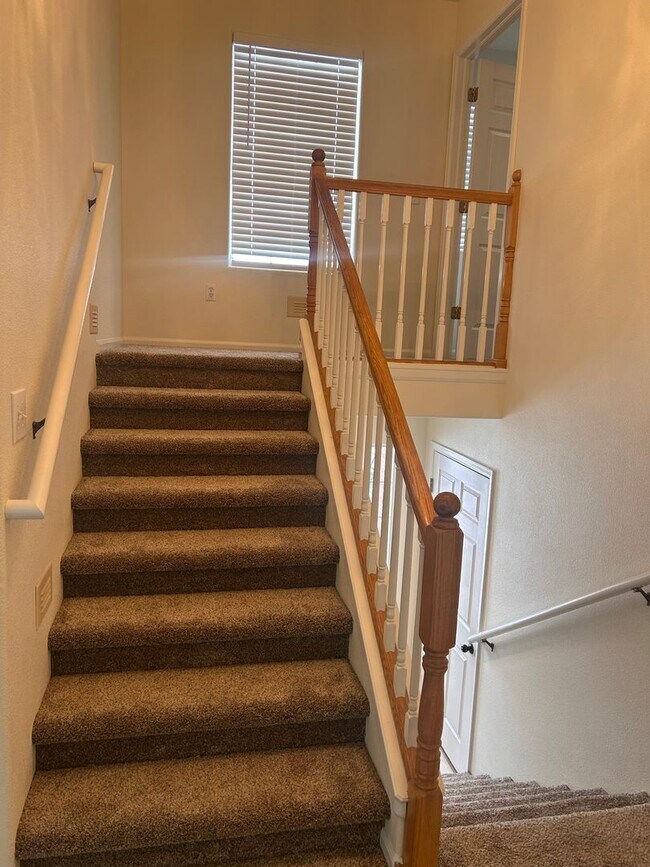 Building Photo - Big, beautiful completely newly remodeled 3 bed 2 bath townhome